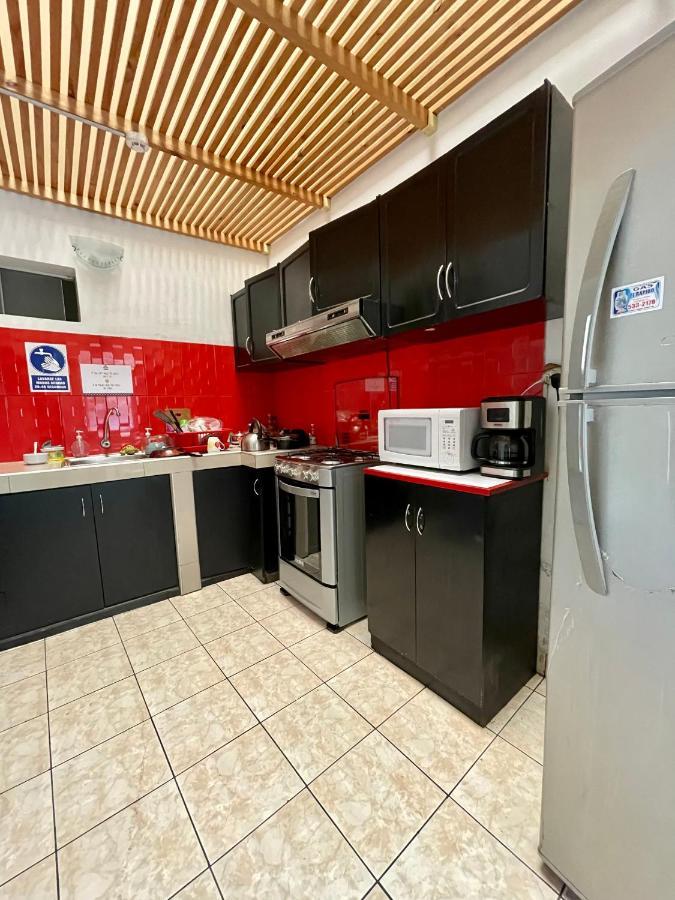 Tupac - Airport Hostal Lima