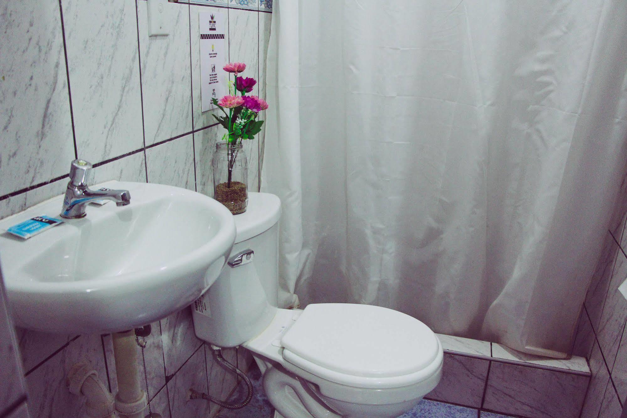 Hostal Tupac - Airport